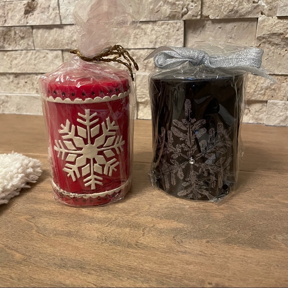 Set of 2 pillar candles 🕯 NWT snowflake candles